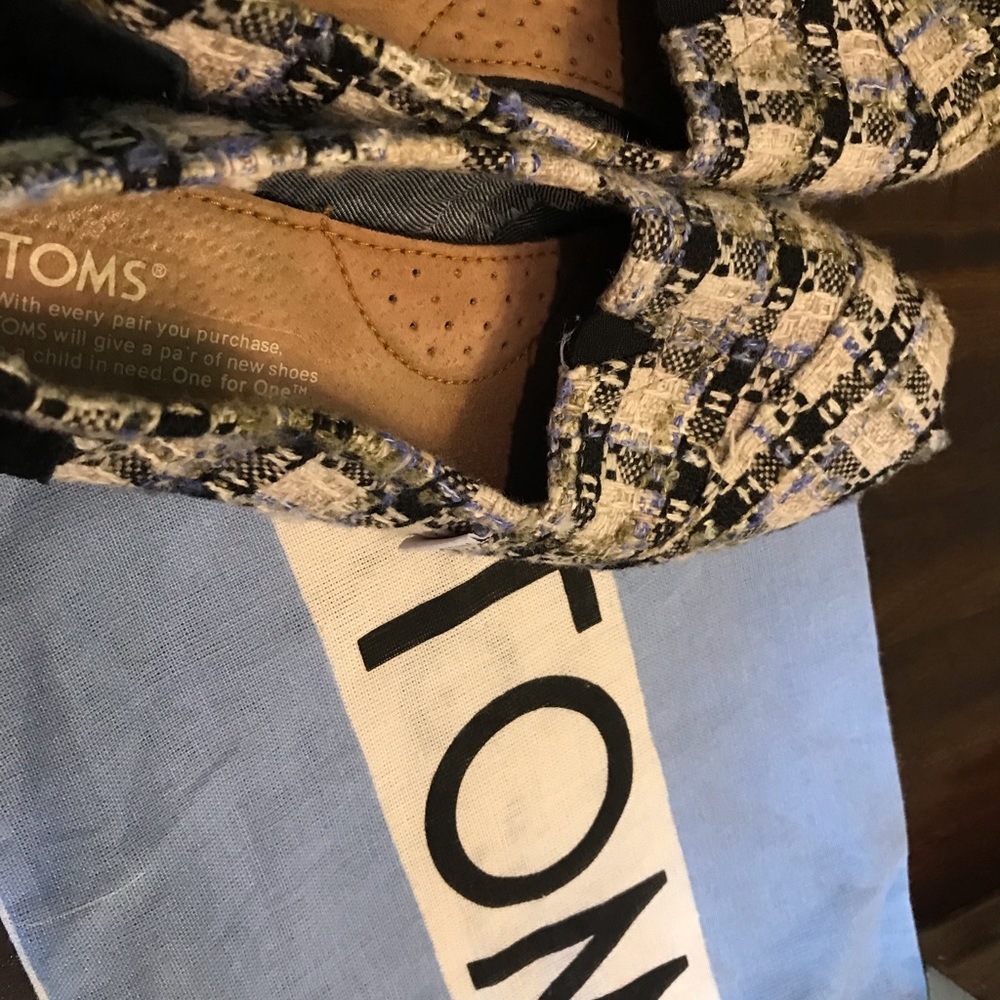 Women’s Toms size 6.5